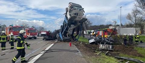 Autotransporter wurde hochgebockt, Feuerwehr vor Ort