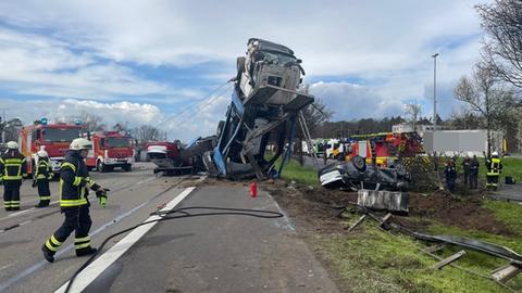 Autotransporter wurde hochgebockt, Feuerwehr vor Ort