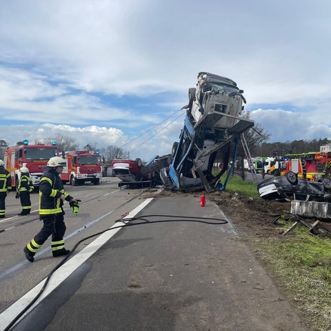 Autotransporter wurde hochgebockt, Feuerwehr vor Ort