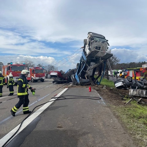 Autotransporter wurde hochgebockt, Feuerwehr vor Ort