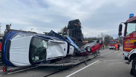 Autotransporter steht hochkant auf der A3 - Wie konnte es dazu kommen?