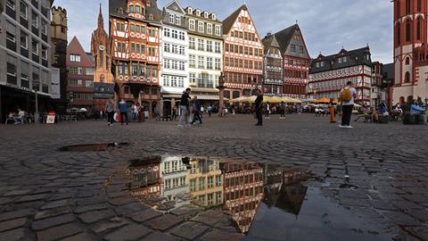 Altstadt-Häuser spiegeln sich im Regen