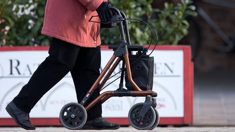 Sujetfoto: Seniorin mit Rollator