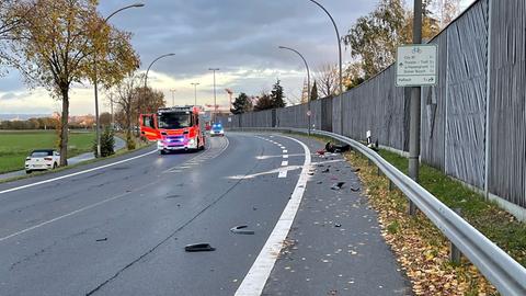 Der Rollerfahrer wurde bei der Kollision mit einem Wagen schwer verletzt. 