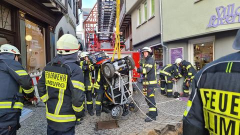 Rettungskräfte in Limburg bergen Rollstuhl aus Grube.