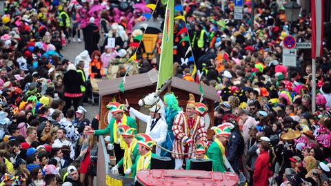 Tausende Menschen ziehen während des Rosenmontagsumzuges feiernd durch die Straßen von Seligenstadt.