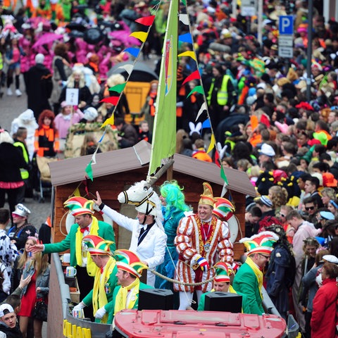 Tausende Menschen ziehen während des Rosenmontagsumzuges feiernd durch die Straßen von Seligenstadt.