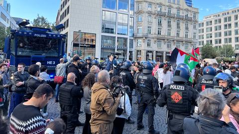 Wasserwerfer und pro-palästinensische Demonstrierende am Frankfurter Rathenauplatz.