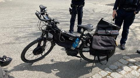 Ein schwarzes Fahrrad mit Elektromotor und Satteltaschen
