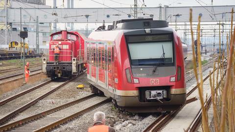 Die vergangene Woche hinter dem Rüsselsheimer Bahnhof entgleiste S-Bahn.