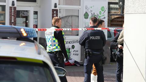 Polizisten hinter einer Absperrung