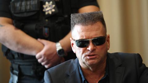 Krzysztof Rutkowski mit Sonnebrille, im Hintergrund ein Mitglied seiner Patrouille