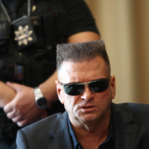 Krzysztof Rutkowski mit Sonnebrille, im Hintergrund ein Mitglied seiner Patrouille