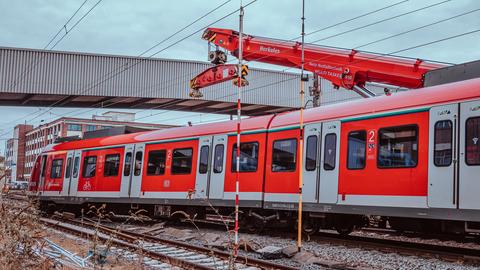 Die entgleiste Bahn bei Rüsselsheim.