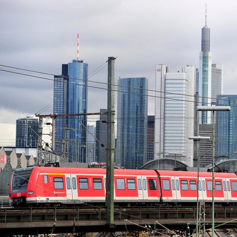 Eine S-Bahn fährt durch Frankfurt