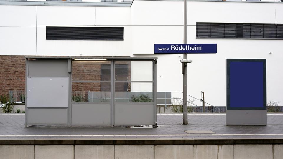 Bahnsteig mit Schild "Frankfurt-Rödelheim"