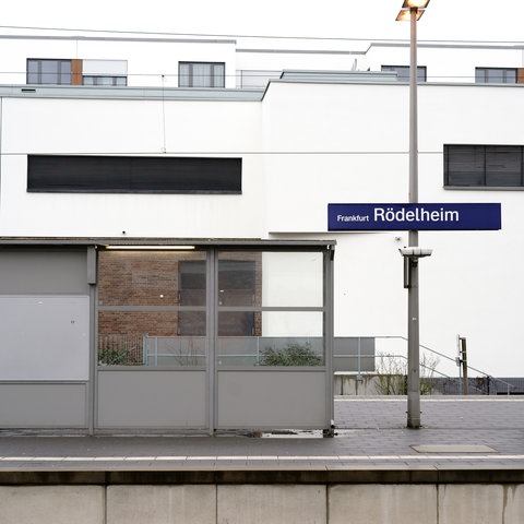 Bahnsteig mit Schild "Frankfurt-Rödelheim"