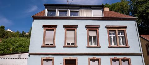 Haus mit blauer Fassade an Hang