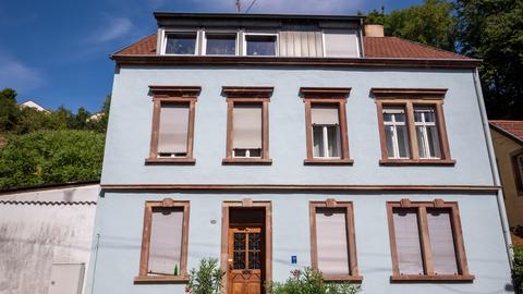 Haus mit blauer Fassade an Hang