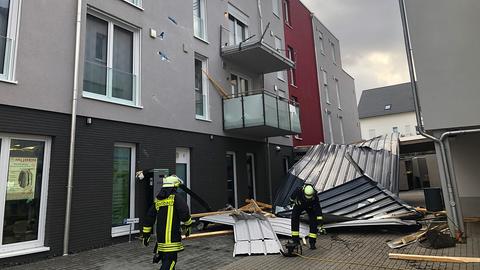 Abgedecktes Dach in Hünstetten (Rheingau-Taunus) nach Sturmtief "Sabine"