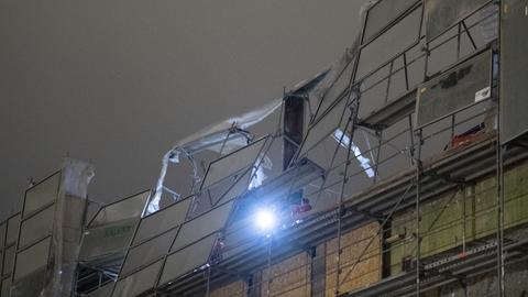 Eingerissenes Baugerüst in Frankfurt durch Orkantief "Sabine"