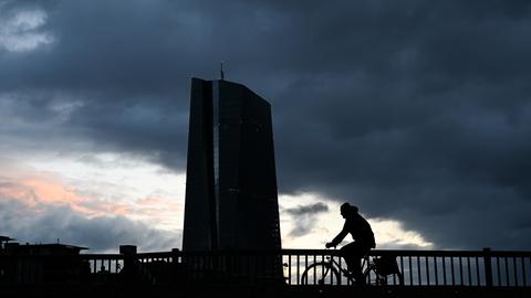 Fahrradfahrer vor dem EZB-Hochhaus in Frankfurt während Sturmtief "Sabine"