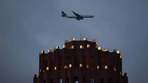 Flugzeug über dem Hotel Main Plaza im Landeanflug auf Flughafen Frankfurt während Sturmtief "Sabine"