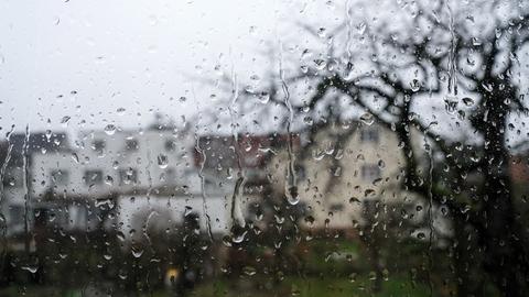 Regennasses Fenster während Sturmtief "Sabine" in Frankfurt