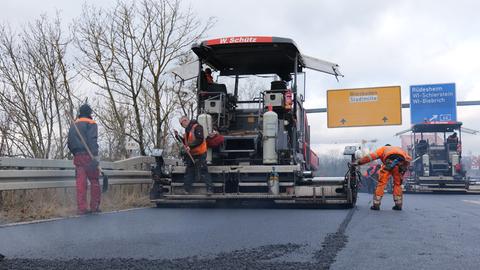 Der Straßenbelag der Bundesstraße wird erneuert.