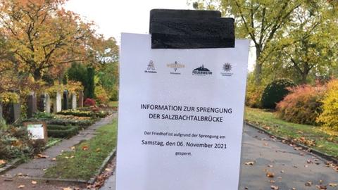 Friedhof in direkter Nähe der Salzbachtalbrücke. Schild, das darüber informiert, dass der Friedhof am 6. November geschlossen bleibt.  