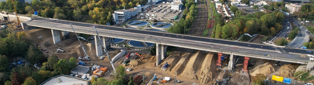 Die Salzbachtalbrücke bei Wiesbaden wird auf ihre Sprengung vorbereitet.