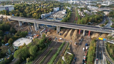 Die Salzbachtalbrücke bei Wiesbaden wird auf ihre Sprengung vorbereitet.