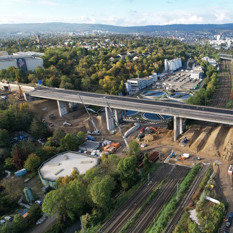 Die Salzbachtalbrücke bei Wiesbaden wird auf ihre Sprengung vorbereitet.