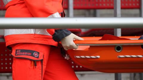 Nahaufnahme: Rettungssanitäter hälte Trage