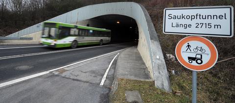 Aus dem Saukopftunnel fährt ein Linienbus heraus