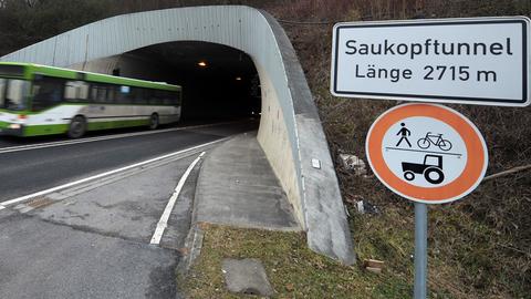 Aus dem Saukopftunnel fährt ein Linienbus heraus