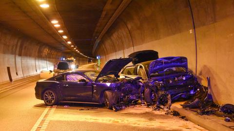 Zwei schwer beschädigte Autos in einem Tunnel nach einem Unfall.