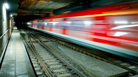 Eine S-Bahn fährt im Tunnel am Frankfurter Hauptbahnhof. 