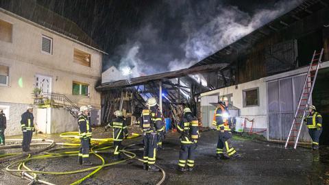Feuerwehrleute an abgebrannter Scheune in Brachttal