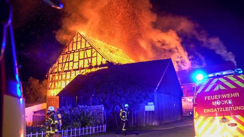 Eine Scheune in Mücke-Atzenhain (Vogelsberg) stand lichterloh in Flammen.