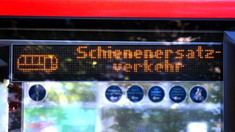 Nahaufnahme eine Leuchtschildes in einem Bus mit der Anzeige "Schienenersatzverkehr" und einem Symbol