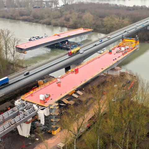 Die Baustelle Schiersteiner Brücke von oben fotografiert.