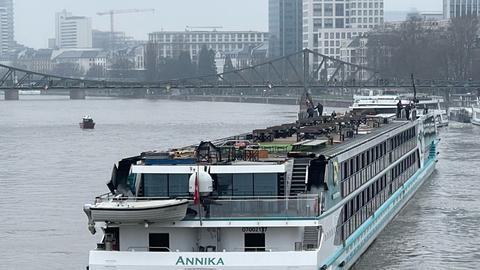 Zu hoch für den Eisernen Steg: Ein Hotelschiff ist mit seinem Schornstein an der Mainbrücke hängengeblieben. 