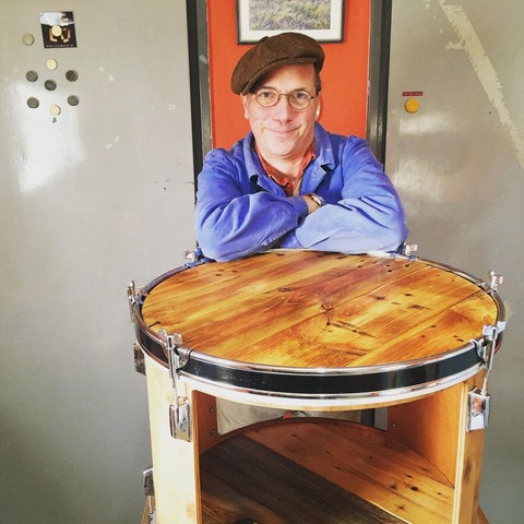 Bildkombo Gerald Bender und ein Tisch als Hausbar aus einem alten Schlagzeug gefertigt