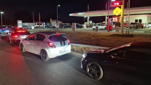 Autoschlangen vor einer Tankstelle in Bad Homburg