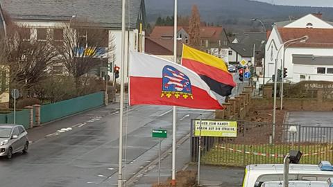 Die kopfüber gehissten Flaggen am 27. Januar an der Polizeistation Schlüchtern.