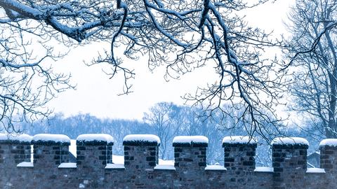Schnee liegt auf der Mauer des Römerkastells der Saalburg bei Bad Homburg.
