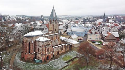 Blick auf die Totenkirche und die Altstadt von Schwalmstadt-Treysa mit etwas Schnee und kalten Temperaturen