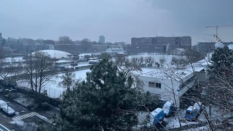 Der Ausblick vom hr-Dach: Schnee in Frankfurt.