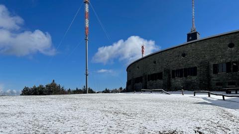 Schnee liegt vor Wettermast